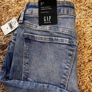 NWT Gap jeans girls size 12. High rise Mom Jeans with Washwell.